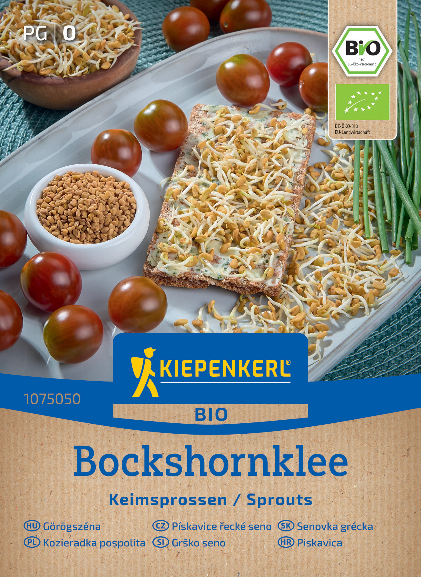 Tomaten, sprouted lentils, a slice of bread mit butter und Linsen, grüner Schnittlauch, in einer Schüssel.