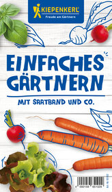 Frisches Gemüse mit Radieschen, Karotten, Salat und Kräutern auf weißem Holz.