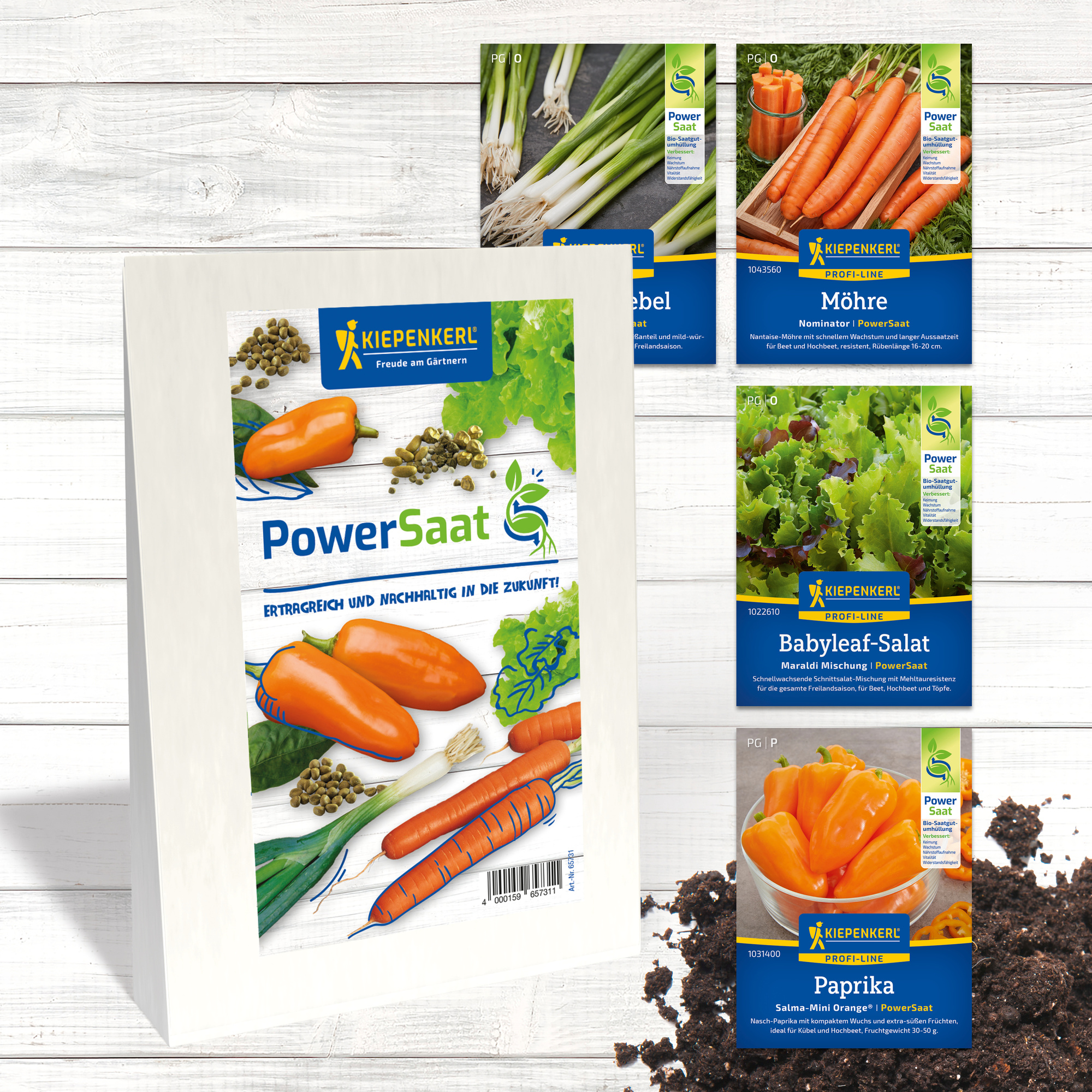 Verschiedene Saatgutpackungen für Karotten, Babyleaf Salat, Paprika und Möhre auf weißem Holztisch.