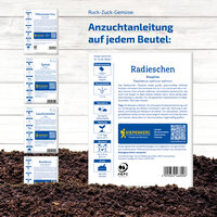 Informationsblatt mit Anleitungen für Radieschen auf weißem Holz und Erde im Vordergrund.
