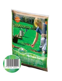 Frau mäht den Rasen mit einem Rasenmäher, im Hintergrund Gartengeräte und grüne Wiese.