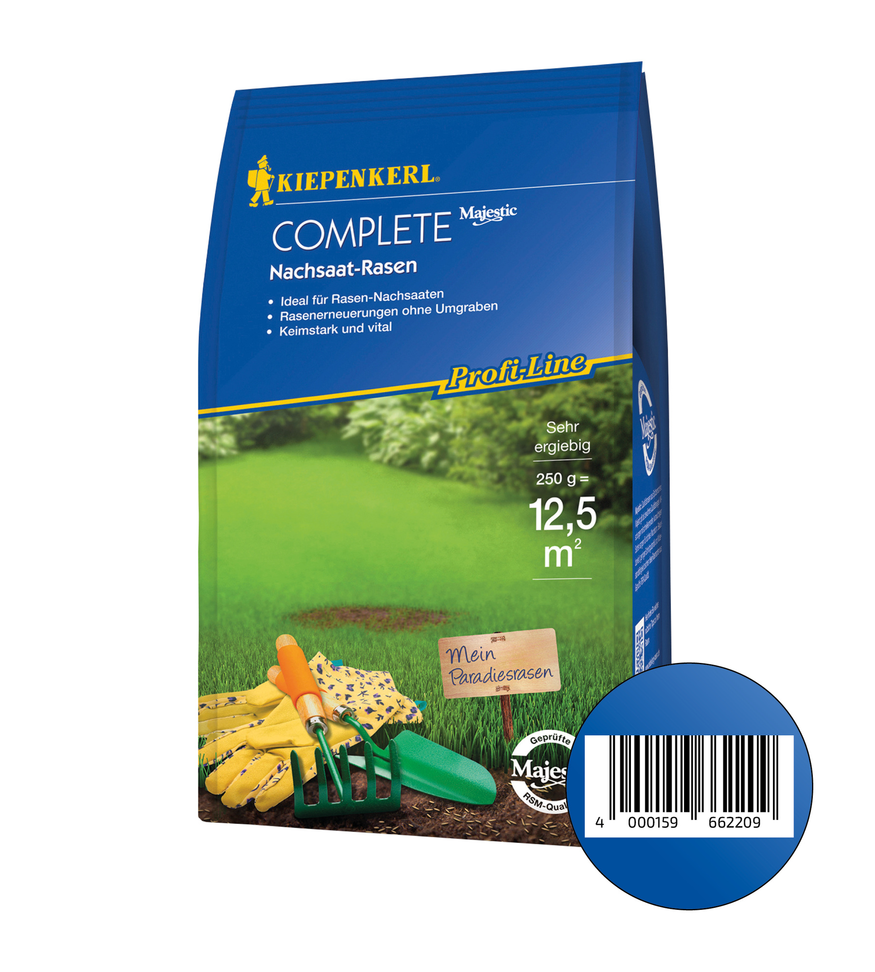 Blumenkohl, Gartenschaufel, Handschuhe, Holzschild mit Aufschrift Mein Paradiesrasen vor grünem Rasen.