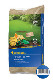 Sauberes Nachsaat-Rasensaat, gelbe Handschuhe, Gartengeräte, Hinten Baumhain, kleines Holzschild mit "Mein Paradiesrasen".