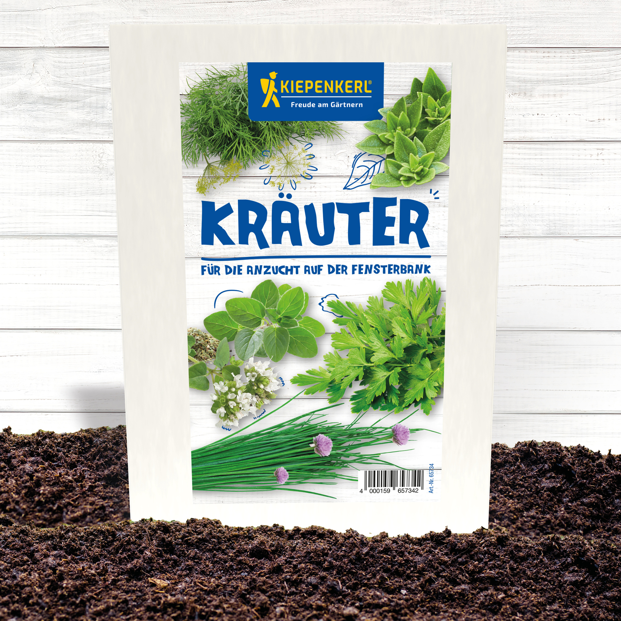 Kräuterpackung im Boden mit weißen Holzwänden im Hintergrund.