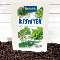 Kräuterpackung im Boden mit weißen Holzwänden im Hintergrund.