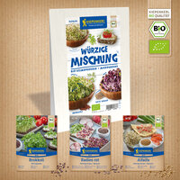 Verschiedene Kiepenkerl Bio Keimsprossen in Schale auf weißem Holz.