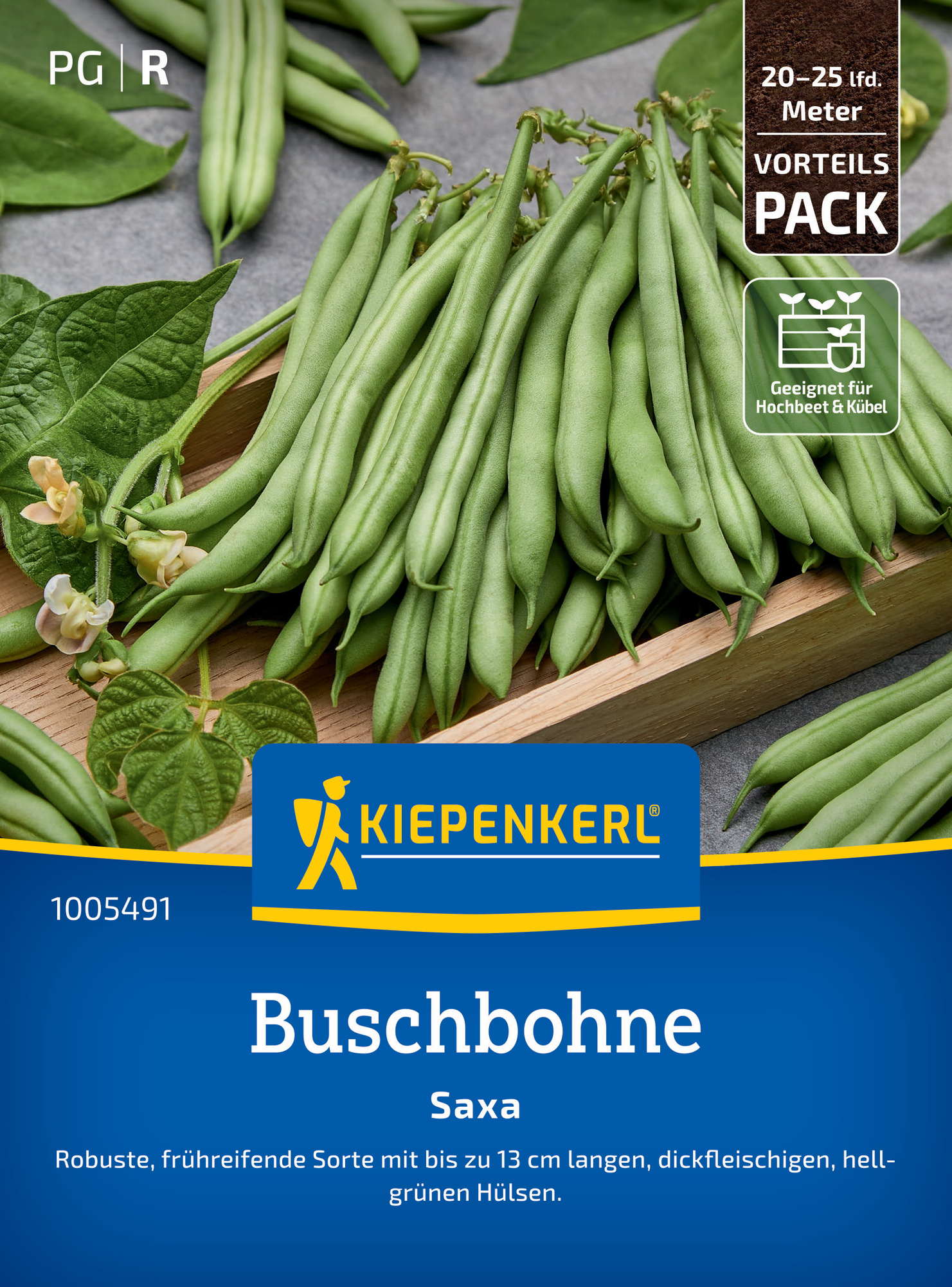 Bündel hellgrüner Buschbohnen auf einem Holzbrett mit grünen Blättern und Blüten, Kiepenkerl Verpackung.