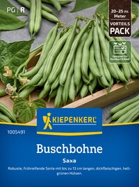 Bündel hellgrüner Buschbohnen auf einem Holzbrett mit grünen Blättern und Blüten, Kiepenkerl Verpackung.