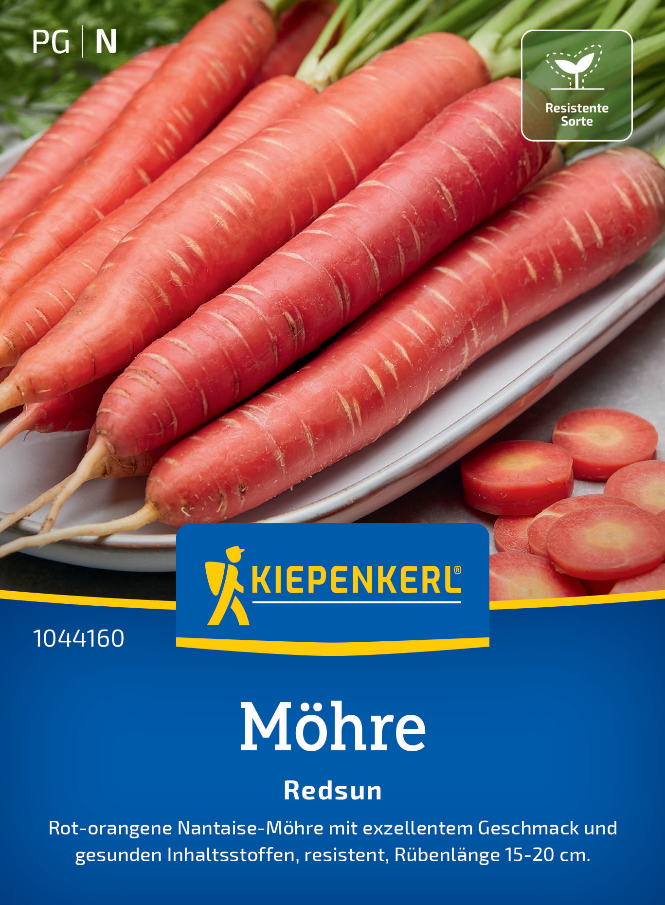 Mehrere rote Karotten mit grünen Blättern auf weißen Geschirr, daneben eine große blaue Verpackung mit Kiepenkerl Logo.