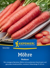 Mehrere rote Karotten mit grünen Blättern auf weißen Geschirr, daneben eine große blaue Verpackung mit Kiepenkerl Logo.