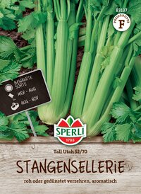Grüner Stangensellerie wächst im Boden, umgeben von grünen Blättern, mit einem Schild und Verpackungsetikett.
