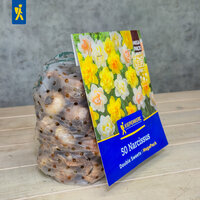 Päckchen mit Blumensamen in Packung mit gelben und weißen Narzissenmotiven, auf Holztisch.