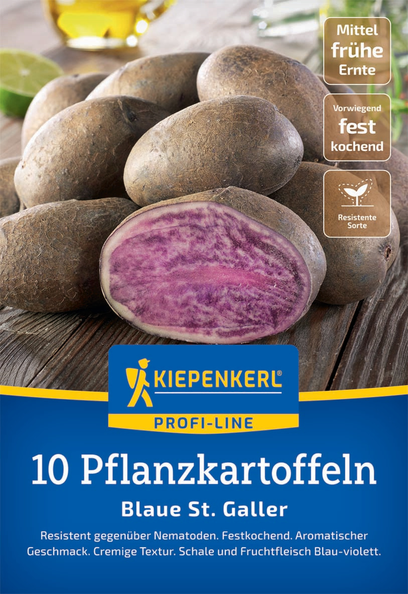 Haufen blaue St. Galler Kartoffeln, eine halbe violette Kartoffel, auf Holzbrett, im Hintergrund Wasser und Zitronen.