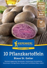 Haufen blaue St. Galler Kartoffeln, eine halbe violette Kartoffel, auf Holzbrett, im Hintergrund Wasser und Zitronen.