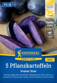 Violetfarbene, längliche Pflanzkartoffeln auf Holzbrett, teilweise halbiert, mit restlichen Kartoffeln im Hintergrund.