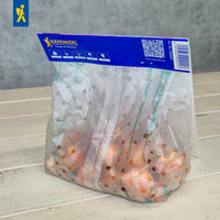 Transparent plastic bag mit rohem Fleisch, braune Fleischstücke, Lochmuster, blauer Kiepenkerl-Aufdruck am Rand.