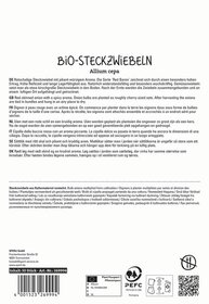 Rote, gewürzte Zwiebeln in Körben, beige und weiße Verpackung mit Text in mehreren Sprachen, Barcodes und Symbolen.