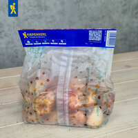 Kiepenkerl Plastiktüte mit durchlässigem Muster und vollen Brötchen auf Holzplatte gegen grauen Hintergrund.