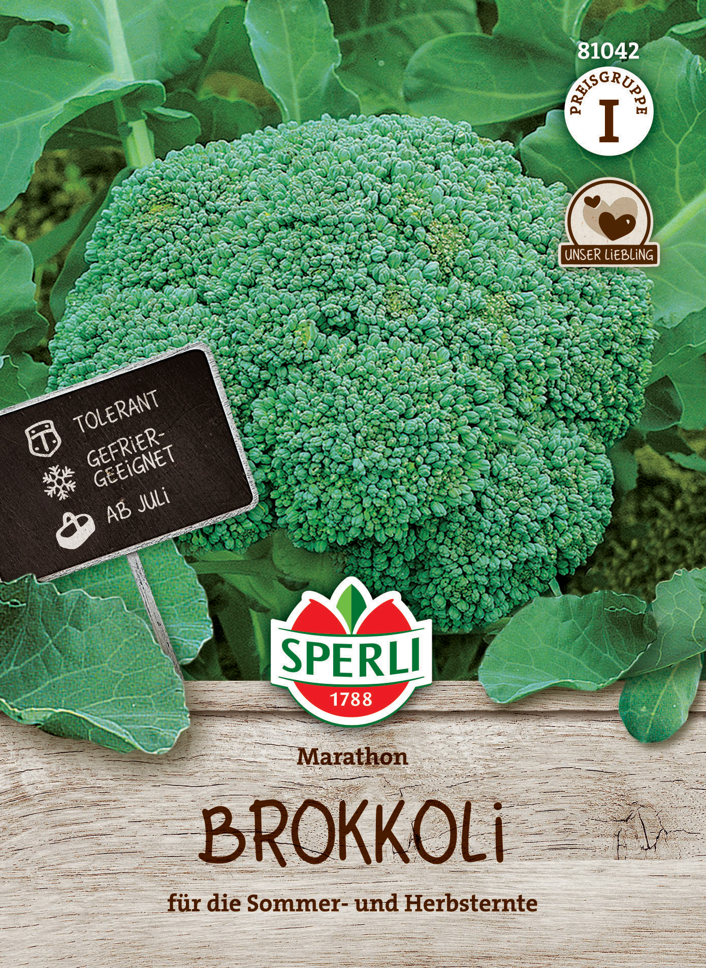 Großer, grüner Brokkoli auf Blättern mit Etikett, Marke Sperli, und Holzoptik-Hintergrund.