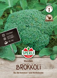 Großer, grüner Brokkoli auf Blättern mit Etikett, Marke Sperli, und Holzoptik-Hintergrund.