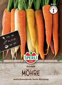 Bunte, bunte Möhren mit grünen Blättern auf braunem Stoff.