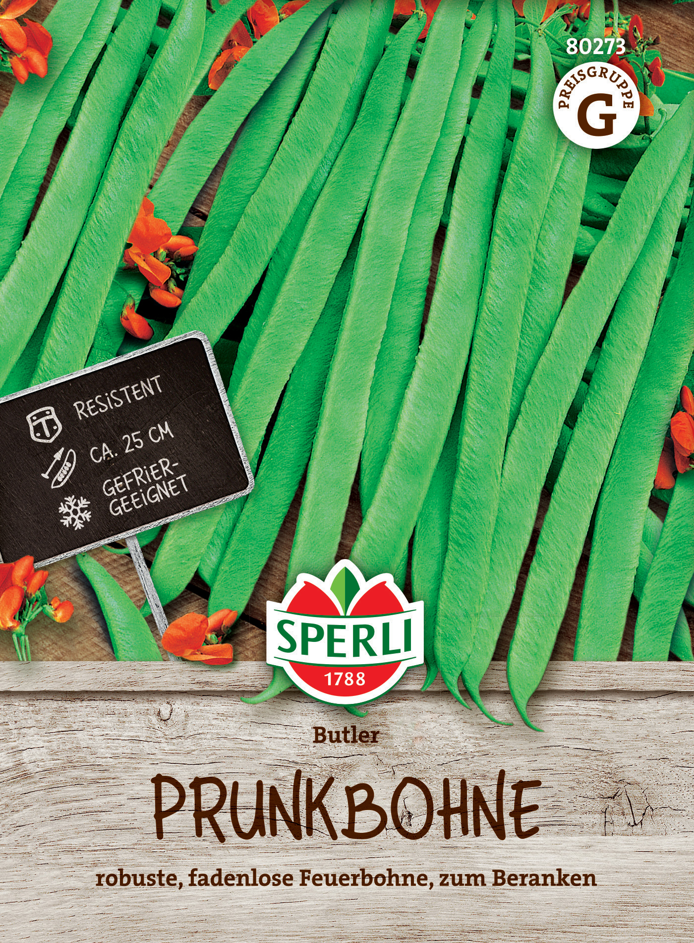 Grüne Buschbohnen auf Holzregal mit Kennzeichnung und Verpackungsetikett, Produktname Prunkbohne, Hersteller Sperli.