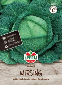 Grüner Wirsingkopf, mit Schild, das Lagerfähigkeit und Eignung für September angibt, auf Holzuntergrund.