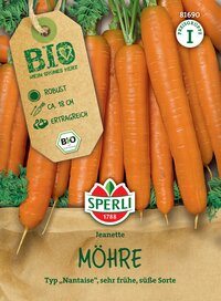 Karotten mit grünen Blättern, auf braunem Papier verpackt, mit Etikett und Logo.