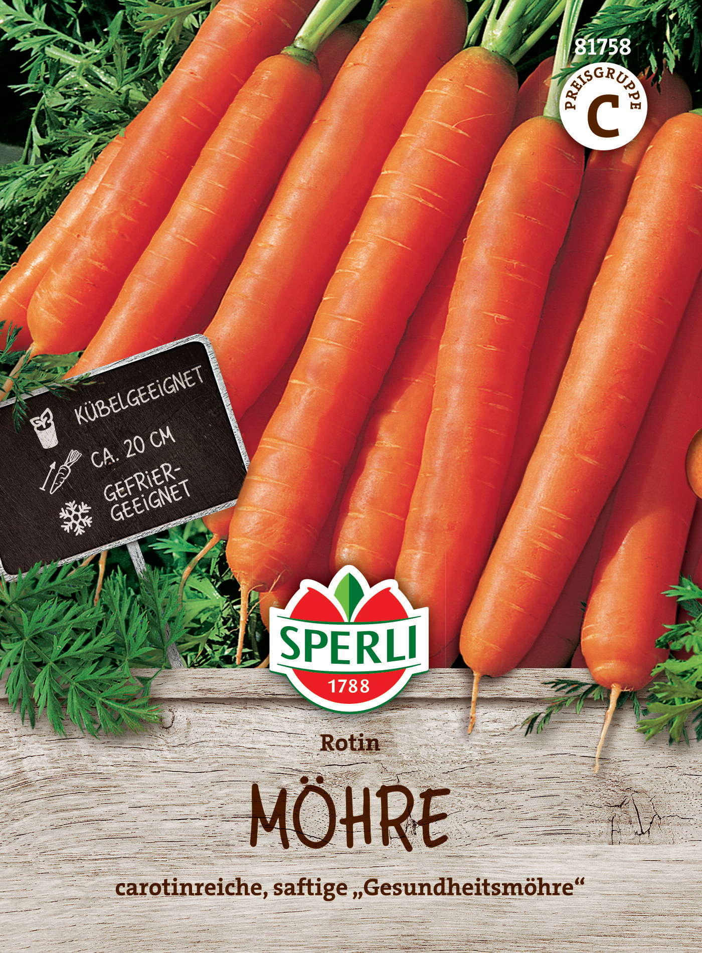 Frische orange Möhren mit grünen Blättern, ca. 20 cm lang, auf Holzunterlage, mit Schild und Logo.