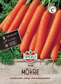 Frische orange Möhren mit grünen Blättern, ca. 20 cm lang, auf Holzunterlage, mit Schild und Logo.