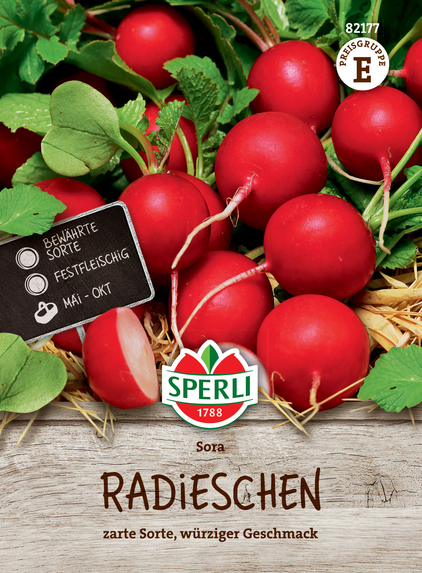 Radieschen mit grünem Laub und roter Knolle auf Holzuntergrund, Pflanzenetikett sichtbar.