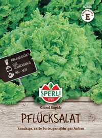 Grüner Pflücksalat auf Holzuntergrund mit Schild und Markenlogo, Sortenname und Anbaubeschreibung.