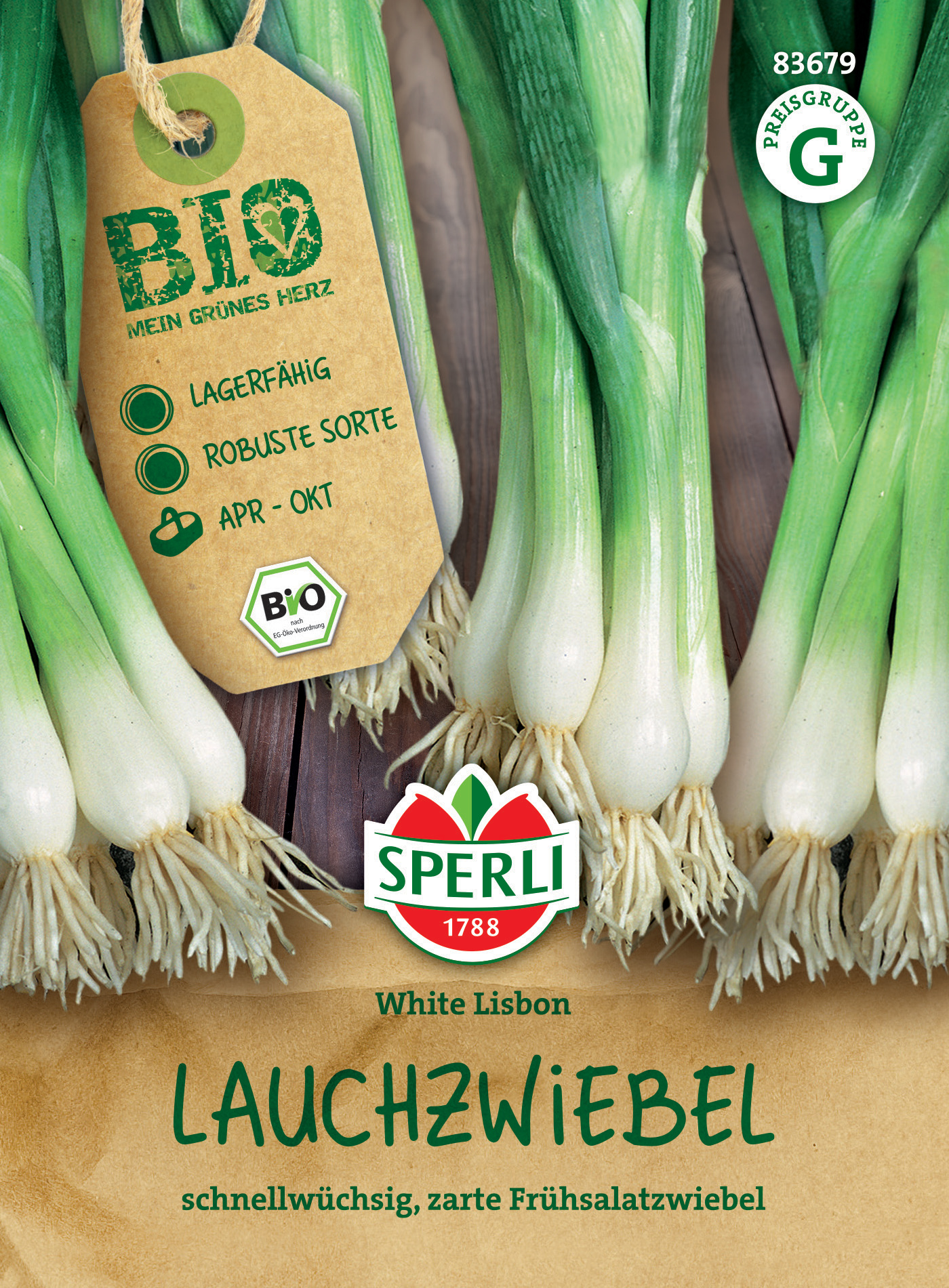 Weiße Frühlingslauchzwiebeln mit grünen Stielen und weißen Zwiebelhälsen auf braunem Holz.