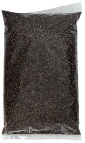 Vakuumverpackter Beutel mit schwarzen Pfefferkörnern.