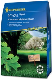 Blumen, Bäume, Rasenfläche, kleines Schild mit "Mein Paradiesrasen", blauer Sack mit Kiepenkerl Royal Majestic, grüne Landschaft.