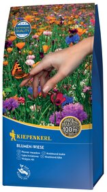 Blick auf eine bunte Blumenwiese mit Hand, die nach einer Schmetterling greift, im Vordergrund ein Symbol für 1 kg Saatgut auf 100 m².