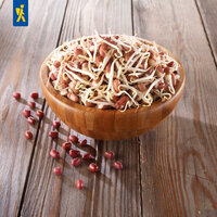 Rote und weiße Bohnen in einer Holzschüssel auf Holzoberfläche.