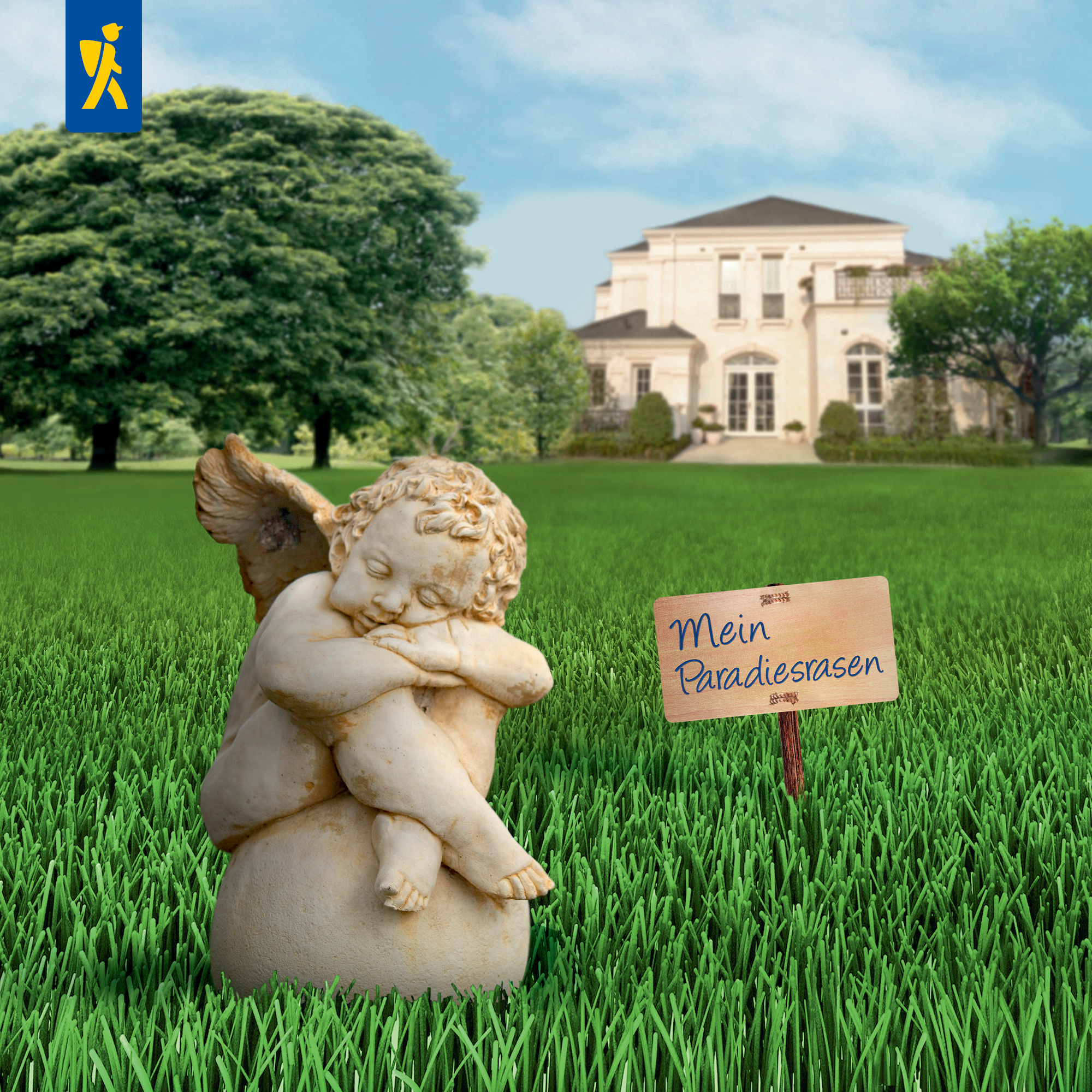 Kleiner geschnitzter Engel mit gefalteten Händen und Flügeln auf grünem Rasen vor großem weißen Haus.