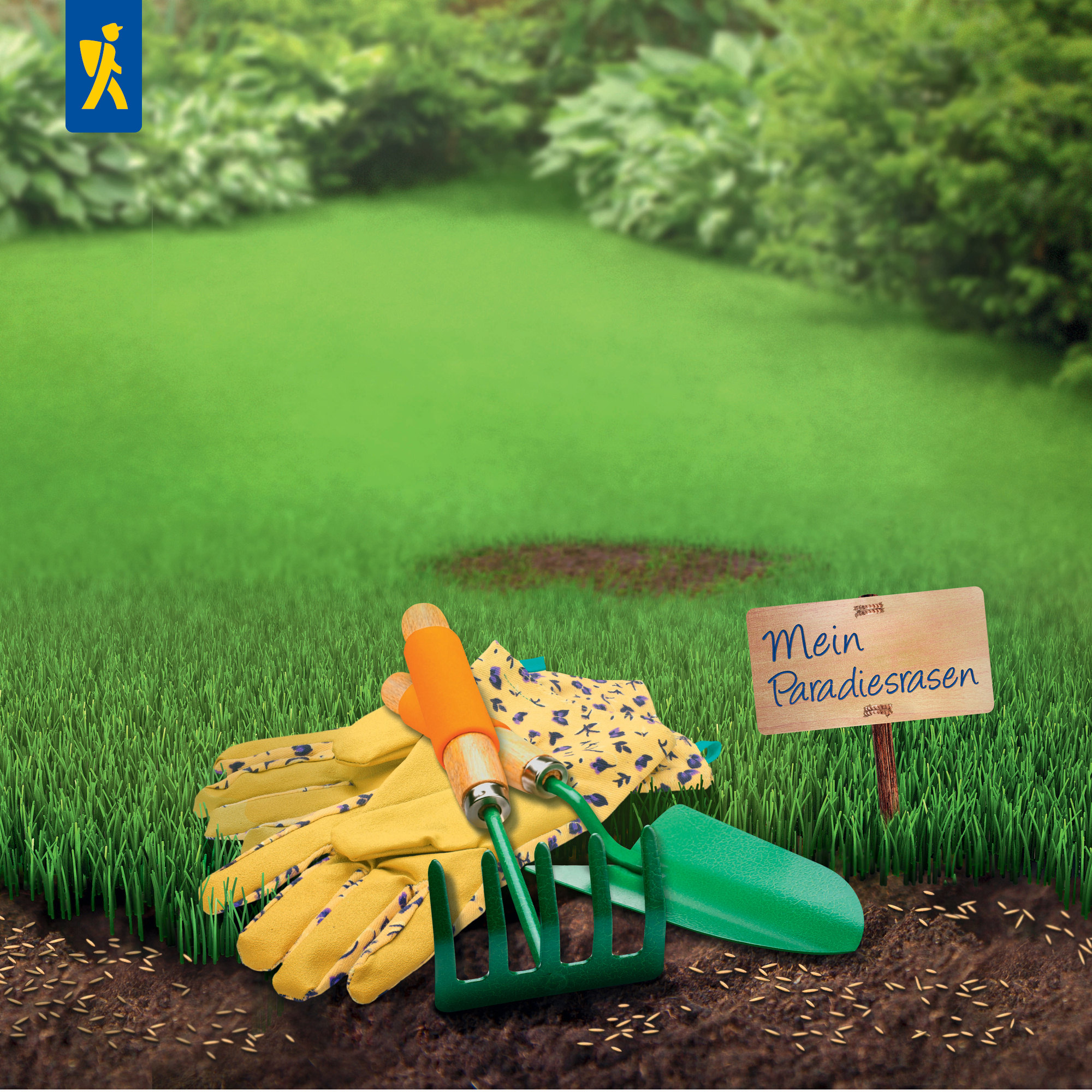 Gartenwerkzeuge, Handschuhe und ein Schild mit "Mein Paradiesrasen" auf einem frisch gemähten Rasen.