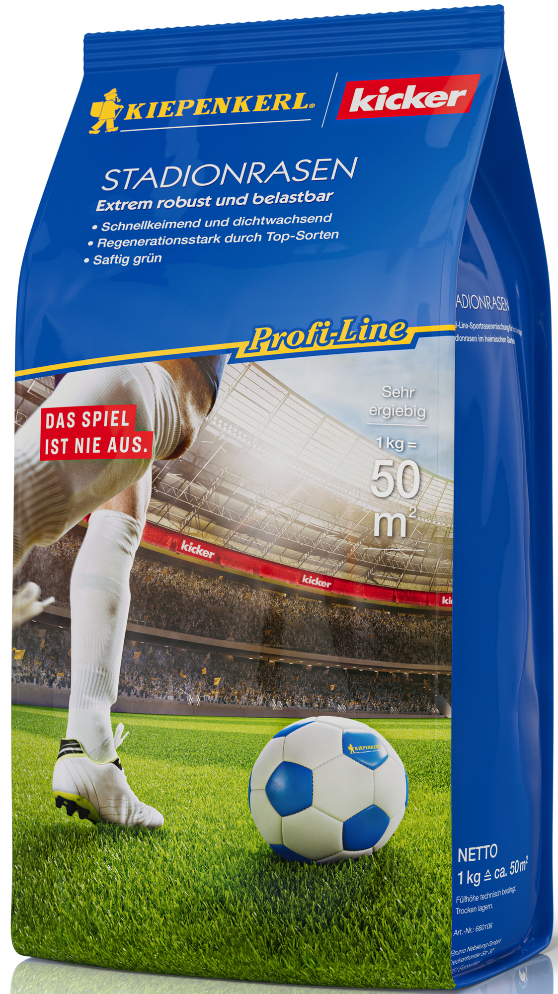Fußballspieler auf Stadionrasen mit Fußball am Boden, Stadion im Hintergrund, Verpackung mit blauer Farbkombination.