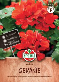 Rot blühende Geranien in einem Tontopf, mit Pflegehinweis und Marke Sperli.