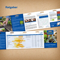 Mehrere Gärtner-Ratgeber und Kursmaterialien, darunter Aussaat- und Pflegeanleitung, auf Erde liegend.