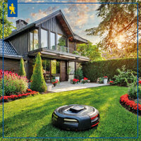Roboter im Garten vor einem modernen Haus mit viel Grün und bunten Blumen, Sonnenuntergang im Hintergrund.