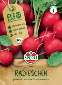 Rote Radieschen mit grünen Blättern, auf Holzplatte, mit Label und Logo.
