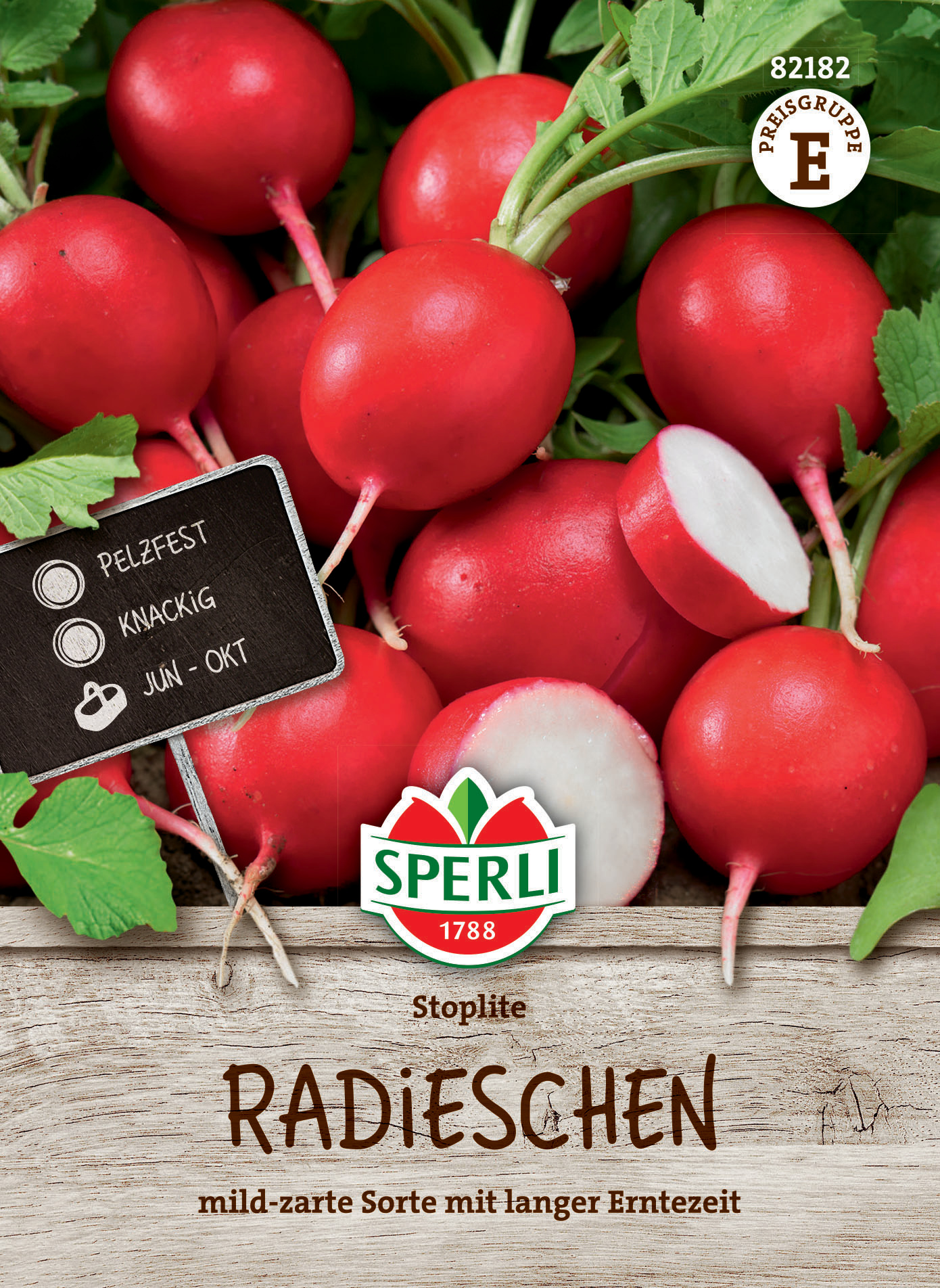 Radieschen mit roten Knollen und grünen Blättern, auf Holzpodest, Frühsorte, mild und zart.